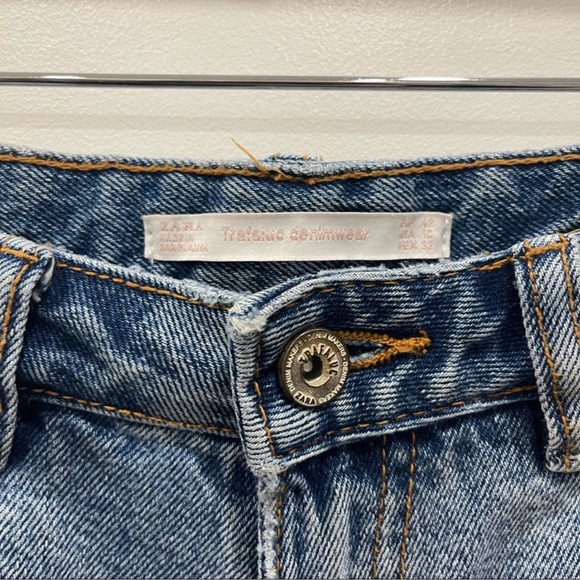 Zara Light Wash Distressed Denim Shorts Size 10 - Picture 3 of 4